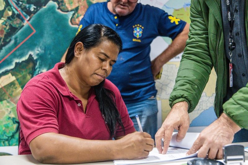 25 Famílias de Andradina Celebram Escrituras de Casas Próprias