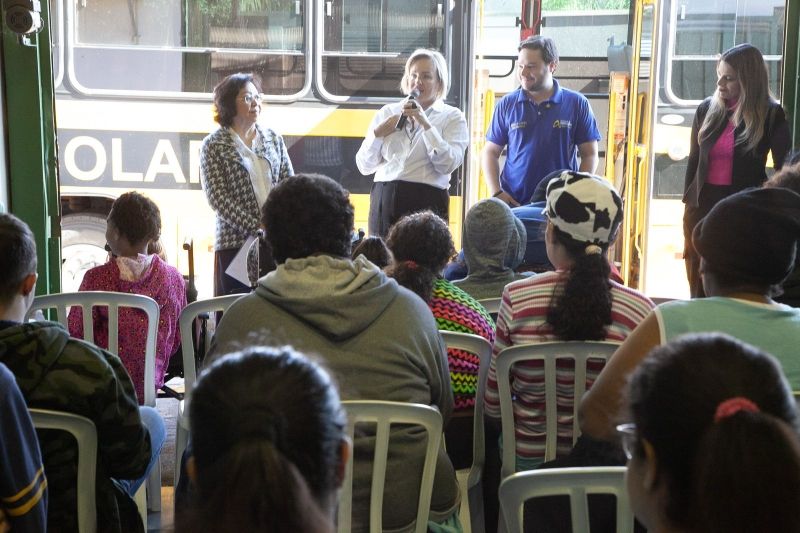 Ônibus adaptado da APAE Andradina com elevador para cadeirantes.