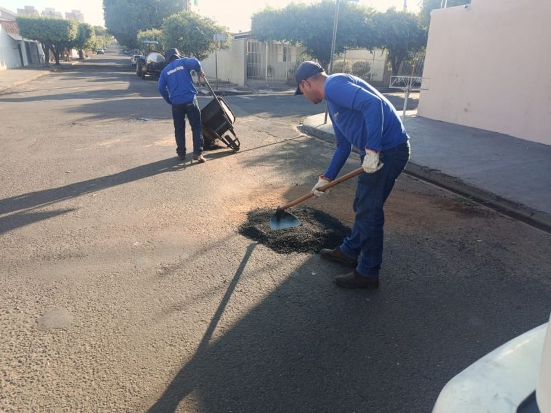 Equipe do Almoxarifado de Andradina realiza operação tapa-buracos em diferentes pontos da cidade