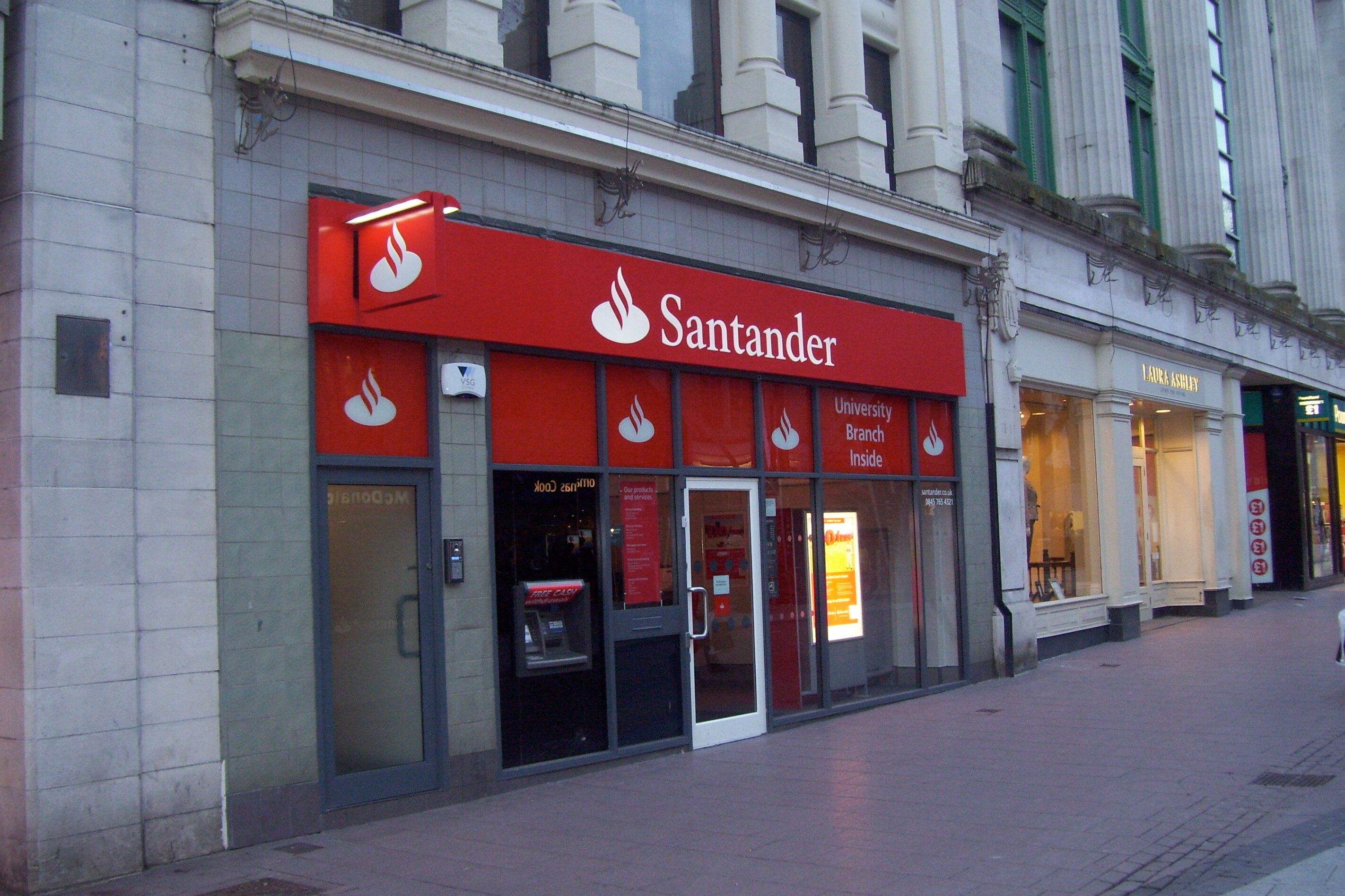 Santander Brasil registra lucro de R$ 4 bi no 3º tri