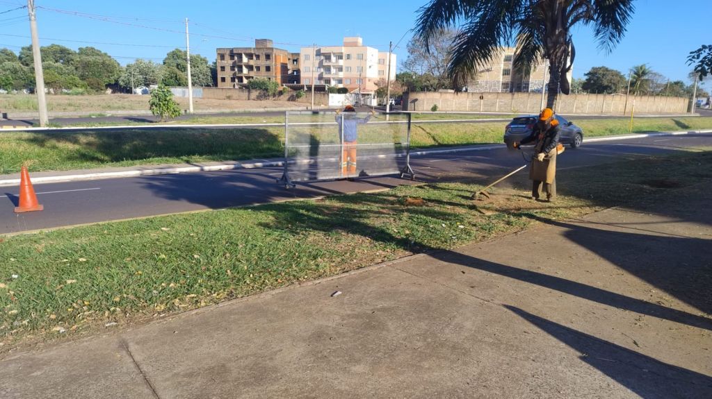 Funcionários realizam roçagem na Praça do Skate em Araçatuba.