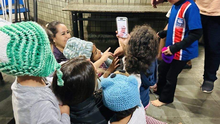 Kelly Abonizio entrega toucas artesanais para crianças do Acolhimento Institucional I; peças foram confeccionadas por artesãos da ACLAMS.