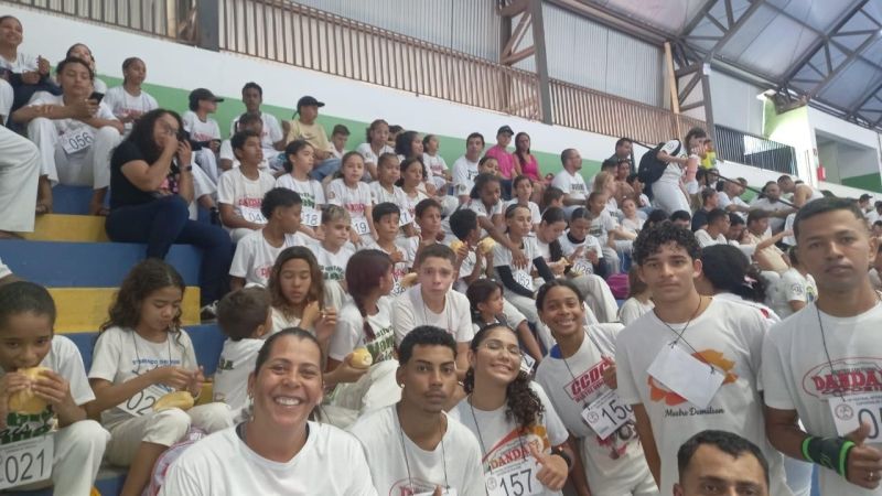 Capoeiristas em roda durante Festival de Capoeira em Dracena, São Paulo.