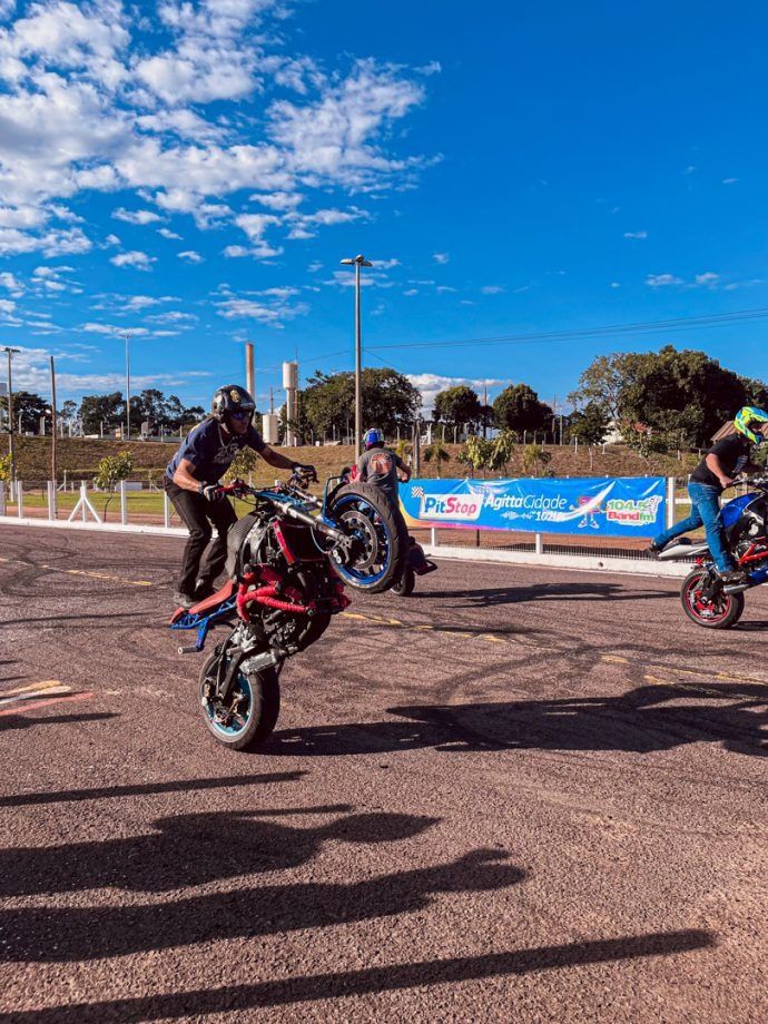 Supla no palco do Motoshow 2025 em Três Lagoas, show vibrante de rock.