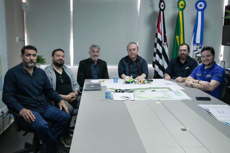 Prefeito Mário Celso Lopes (centro) recebe vereador André Lopes e autoridades para apresentação do projeto da 'Cidade da Criança'; deputado Luiz Philippe viabilizou verba de R$ 300 mil.