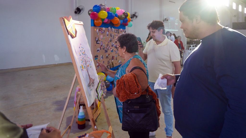 Participantes da Festa da Família Cras Araçatuba confraternizam em jantar.