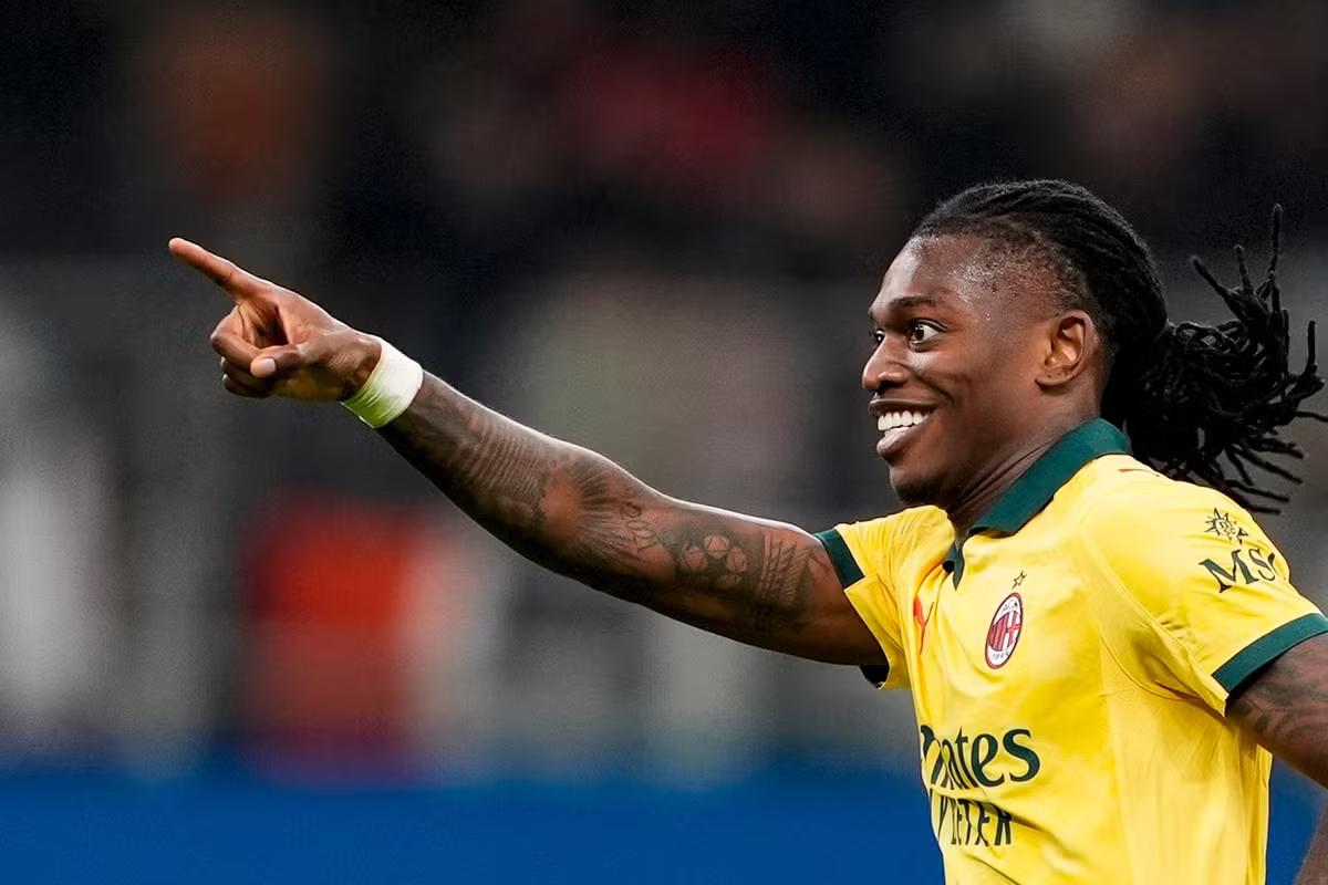 Milan vira sobre Fiorentina e lidera a Serie A