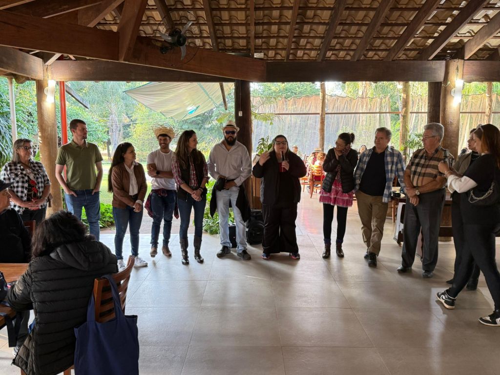 Idosos dançam quadrilha em arraiá no Botânico Hotel Fazenda, Araçatuba.
