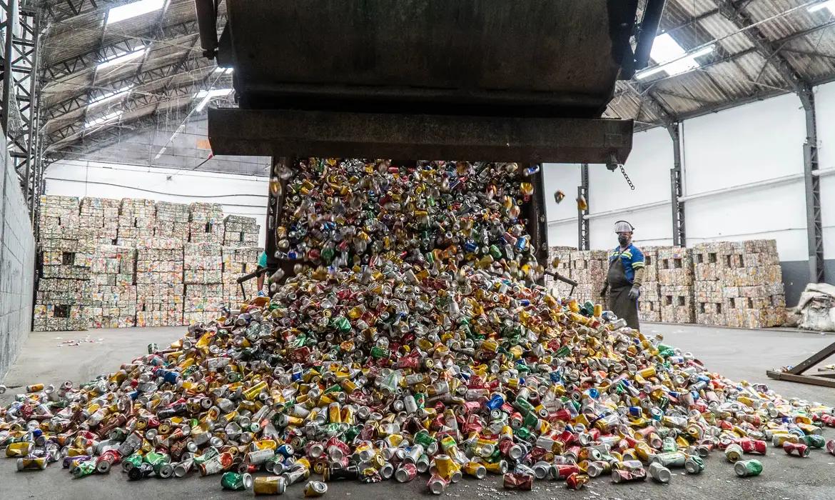 Brasil lidera reciclagem de latas com taxa de 97,3% em 2024