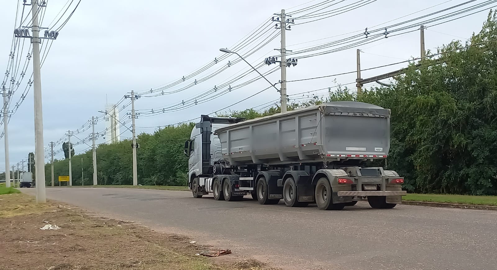 Veículo pesado envolvido no acidente. Motorista afirma ter sinalizado conversão antes da colisão.