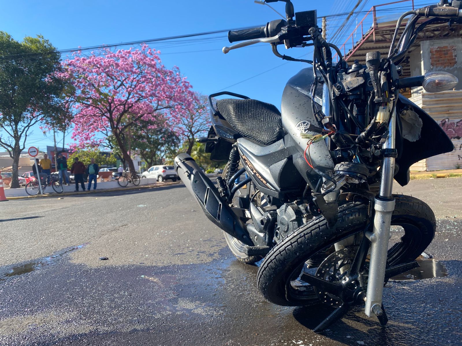 Motocicleta Yamaha Factor 150 danificada após colisão fatal em Três Lagoas.