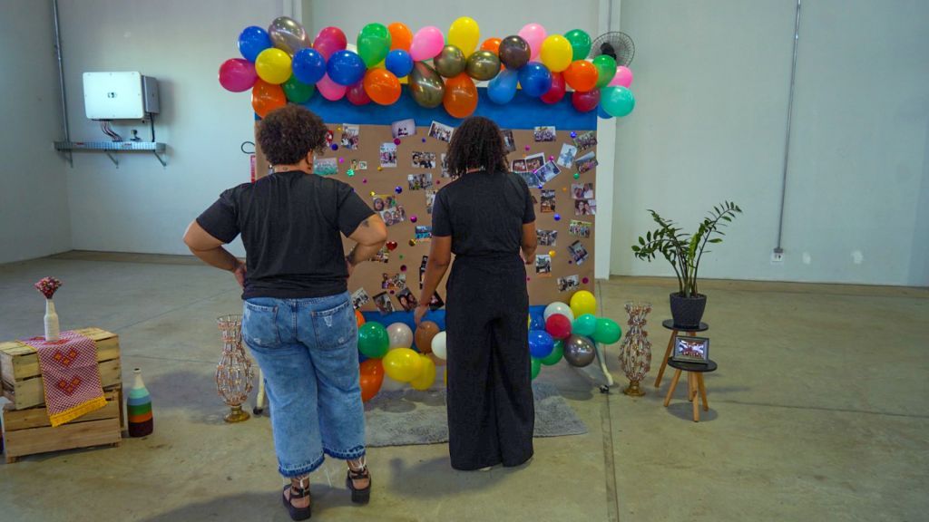 Famílias reunidas no salão paroquial durante Festa da Família Cras Araçatuba.