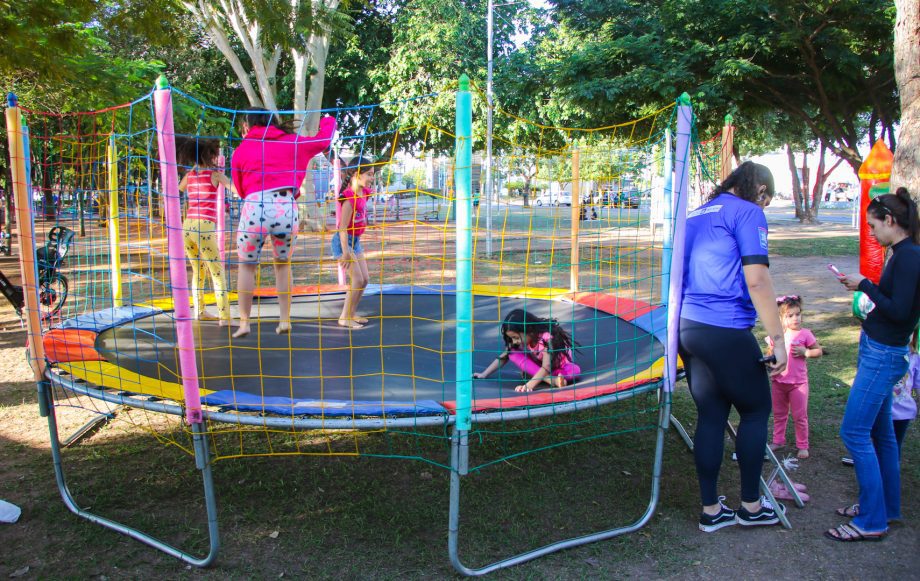 Crianças brincando em brinquedos infláveis gratuitos em Três Lagoas.