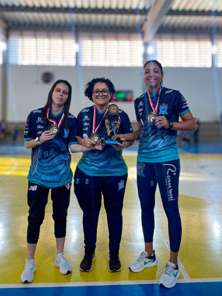 Jogadoras de Araçatuba comemoram título nos Jogos Regionais de Futsal Feminino.