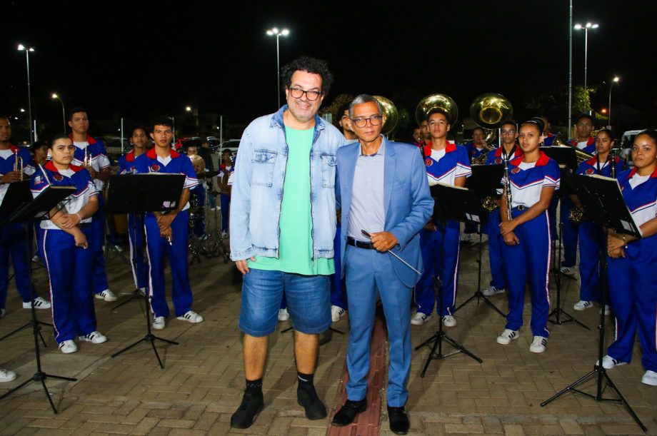 Apresentação da Banda Cristo Redentor ao ar livre na Feira Central de Três Lagoas.
