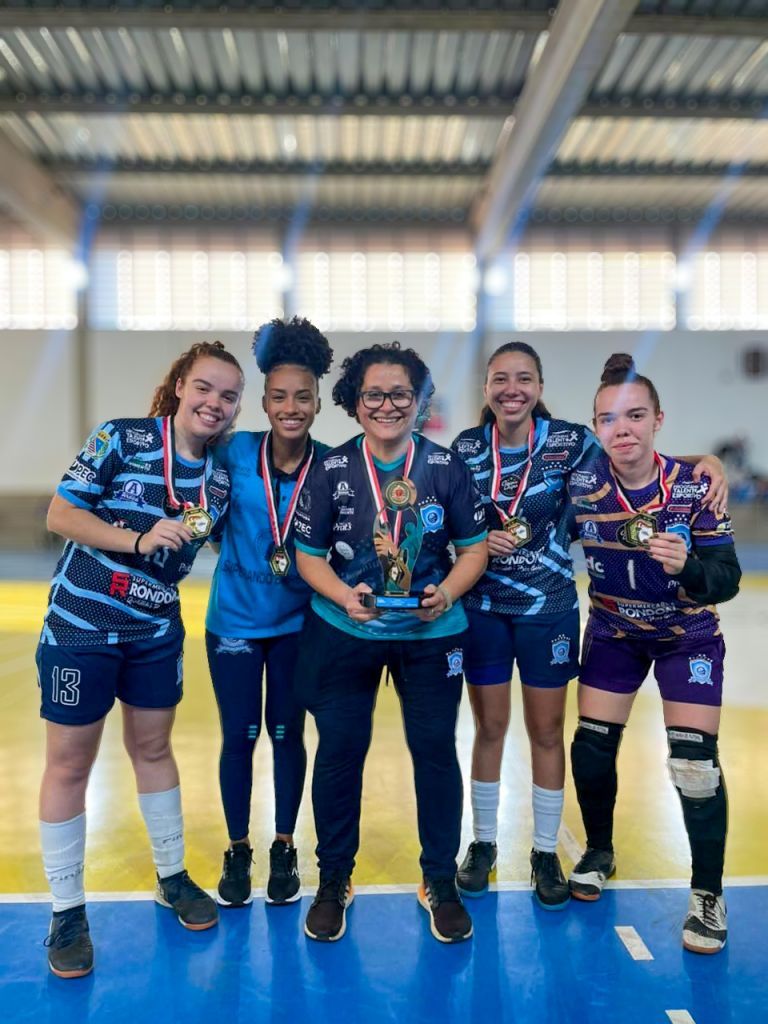 Equipe Araçatuba/Superando Barreiras celebra título de campeã de futsal.