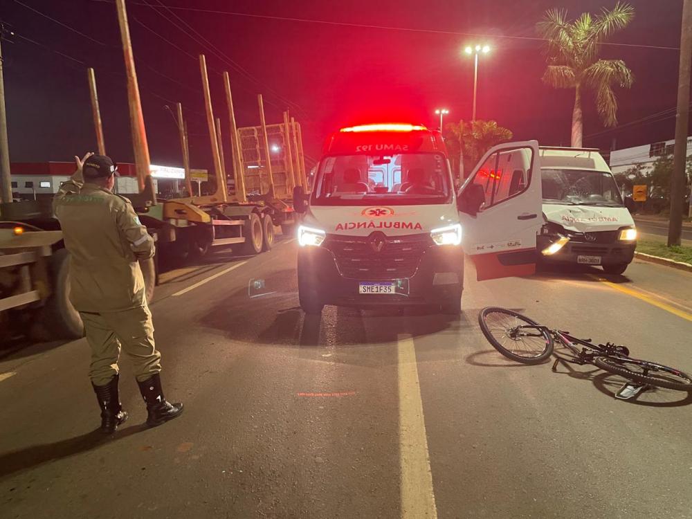 A bicicleta usada pela jovem no momento da travessia permaneceu no local até a chegada da perícia técnica.