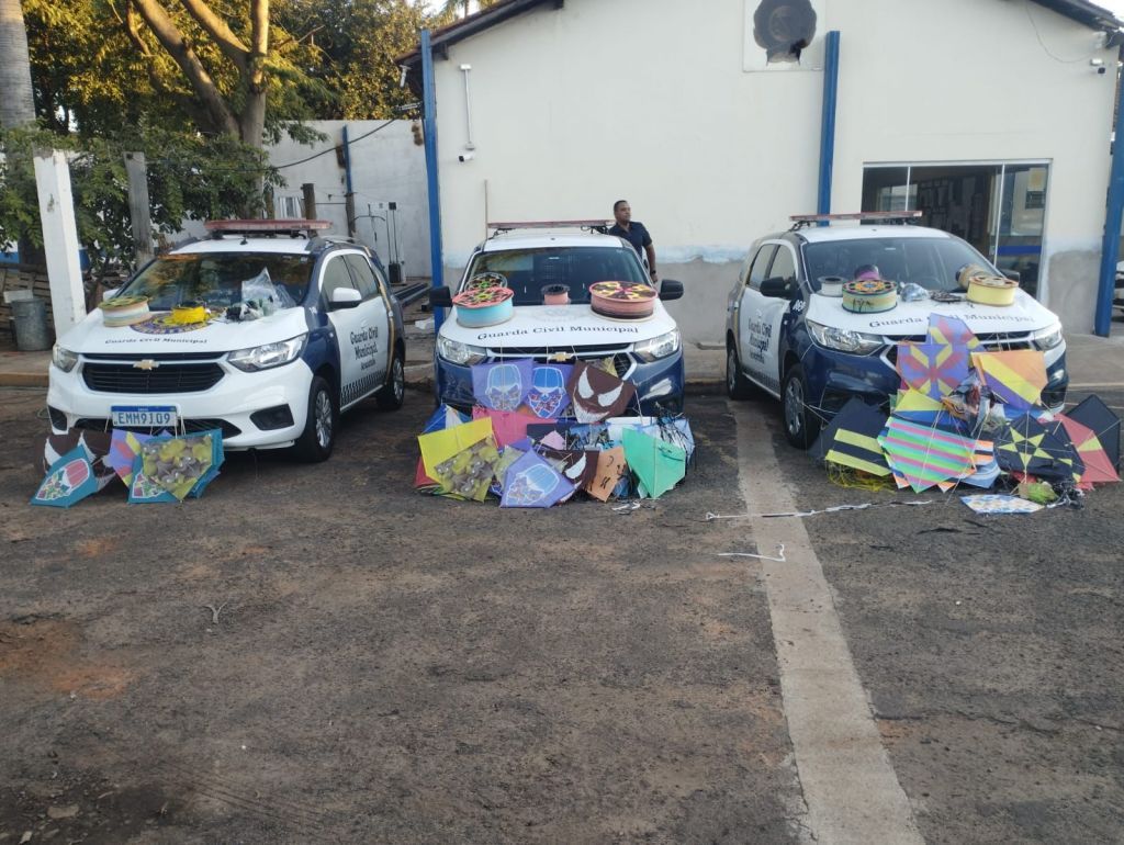 Ação preventiva no Bairro Clóvis Picolotto: GCM de Araçatuba apreende pipas e linhas cortantes para reforçar a segurança da população.