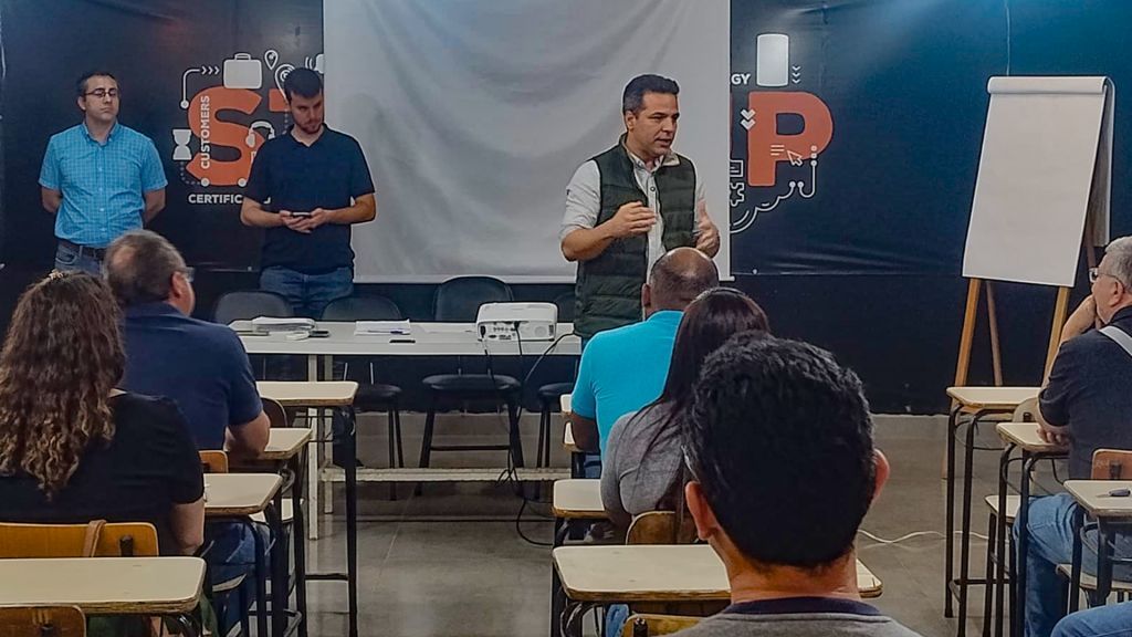 Cerimônia de certificação de biocombustíveis em Araçatuba com autoridades presentes.