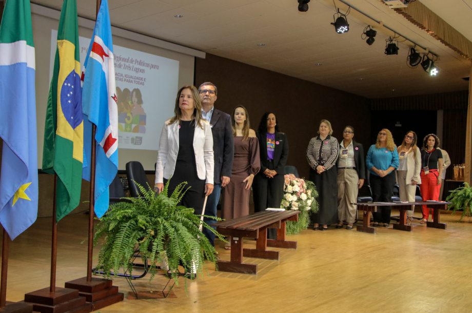 Mesa de autoridades na 1ª Conferência de Políticas para Mulheres em Três Lagoas.