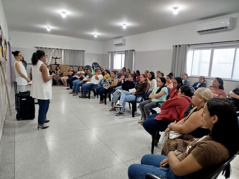 Secretaria de Saúde realiza orientação para pais sobre uso saudável de celulares na infância