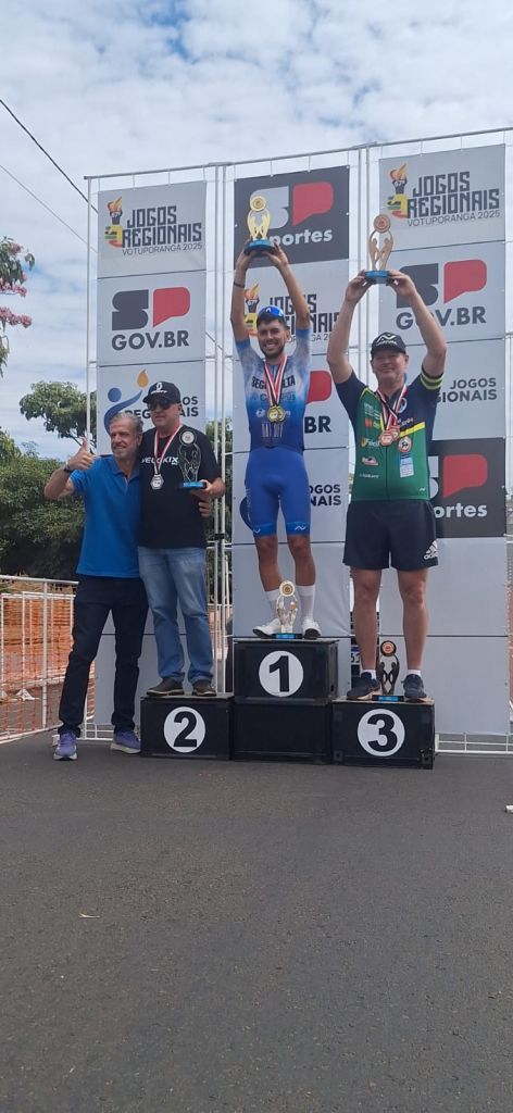 Equipe de ciclismo de Araçatuba celebra medalha de bronze nos Jogos Regionais.