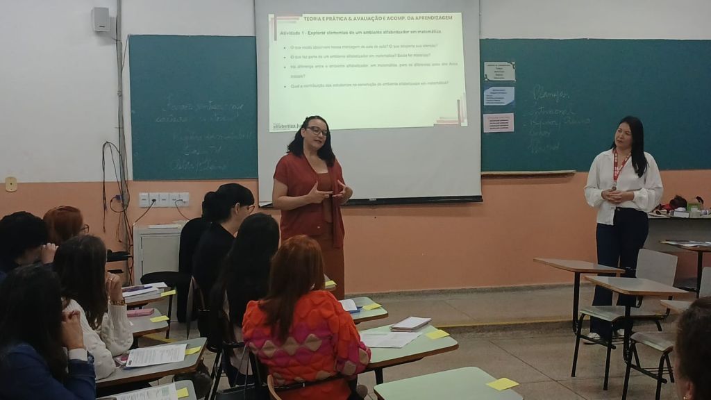Equipe do projeto de saúde mental de Araçatuba recebe premiação no Conasems.