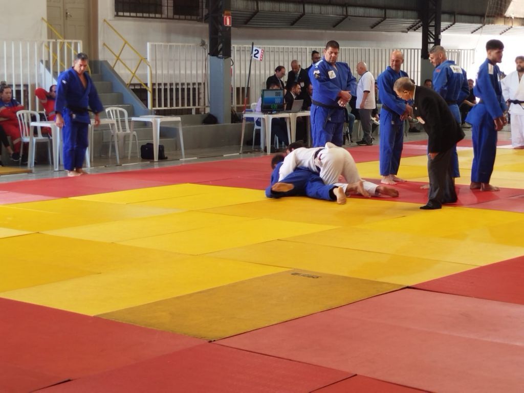 Judocas de Araçatuba celebram segundo lugar nos Jogos Regionais 2025.