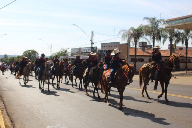 Cavaleiros e amazonas desfilam na 13ª Cavalgada Entre Amigos em Andradina.