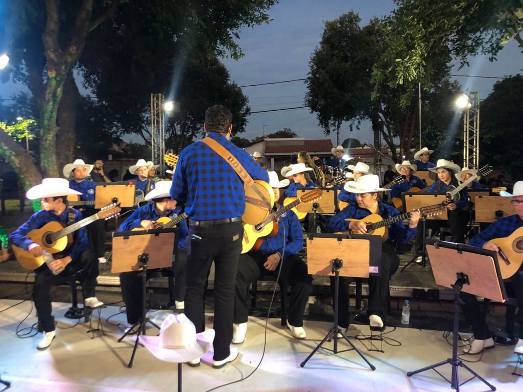 Orquestra da Fundação Mirim animou o público com clássicos caipiras, encerrando a programação em grande estilo.