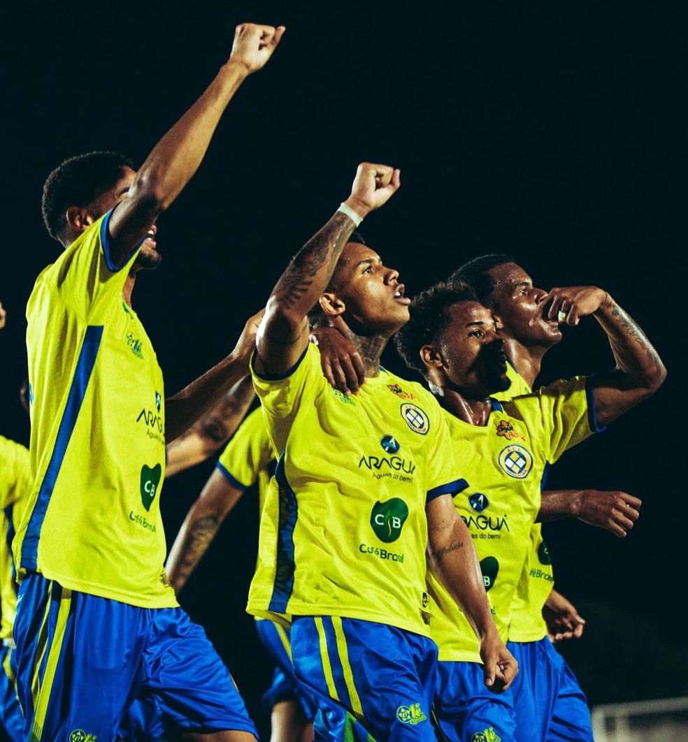 Os jogadores do Araçatuba celebraram o gol diante da equipe do Noroeste.