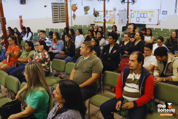 Equipe da Assistência Social orienta alunos da Etec sobre CadÚnico.