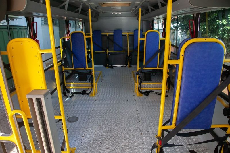 Ônibus adaptado da APAE Andradina com plataforma elevatória para cadeirantes.