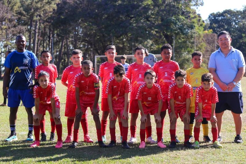 Jogadores Sub-11 e Sub-12 de Andradina comemoram vitórias na Ilha Cup.