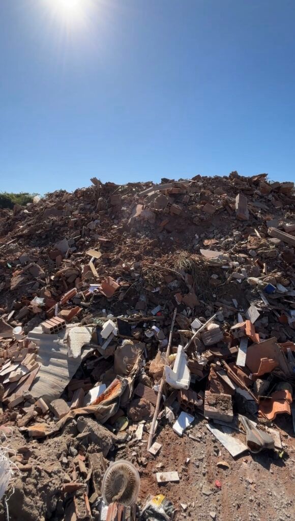 Área de Transbordo e Triagem em Pereira Barreto com resíduos organizados.