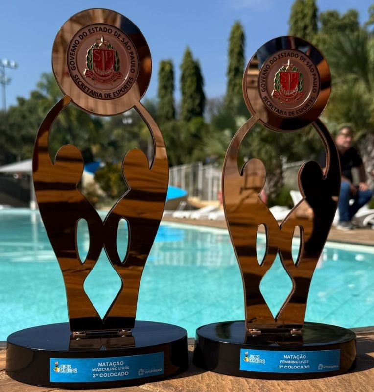Atletas de Andradina exibem troféus nos Jogos Regionais de Natação.