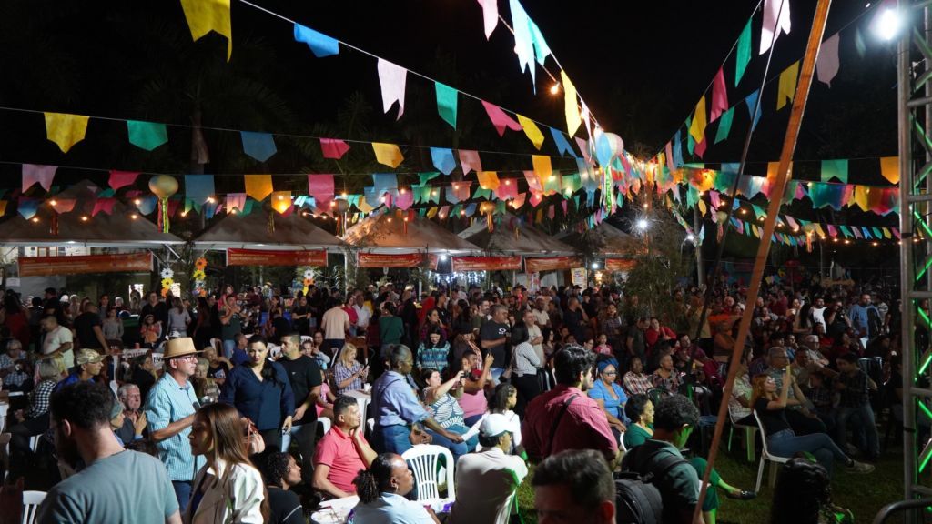 Autoridades presentes: O prefeito Lucas Zanatta, a vice-prefeita Nice Zucon e outras lideranças destacaram a importância do evento para fortalecer cultura, inclusão e vínculos sociais.