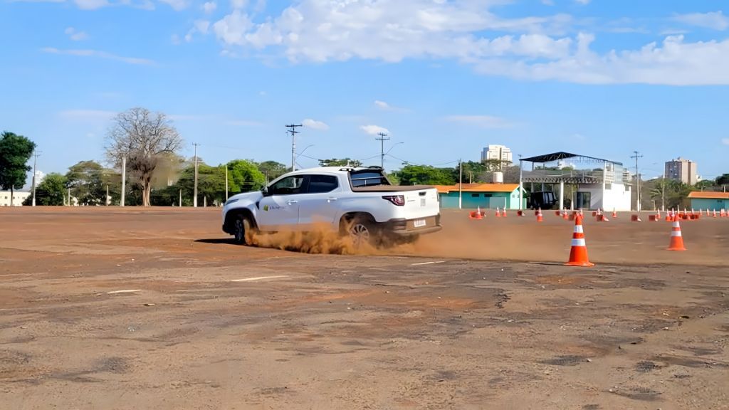 Guardas civis municipais instruem motoristas em direção defensiva em Araçatuba.