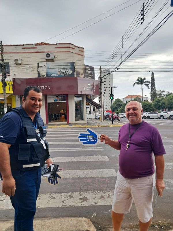 Equipe distribui panfletos sobre segurança no trânsito em Dracena.