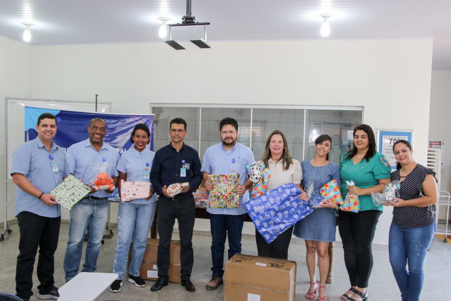 Representantes do Hospital Regional entregam doações em Três Lagoas.