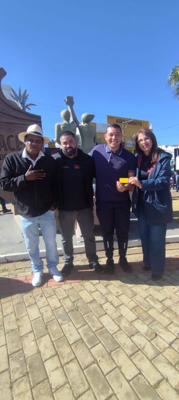 Pais e filhos participam de atividades culturais na Praça de Dracena.