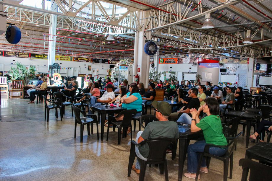 Prefeito Cassiano Maia e feirantes discutem melhorias na Feira Central de Três Lagoas.