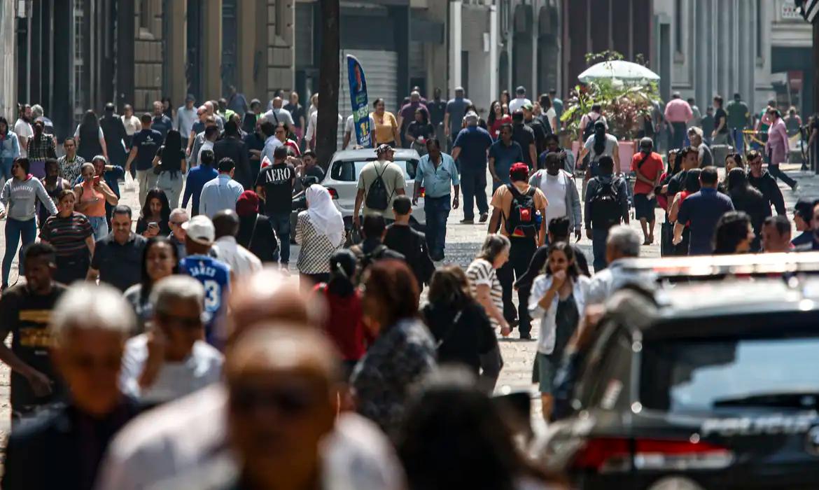 6,55 milhões de famílias superam linha da pobreza no Brasil