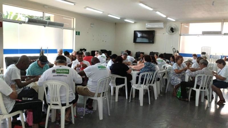 Idosos costurando fuxicos no Projeto Retalhos de Afeto em Dracena.