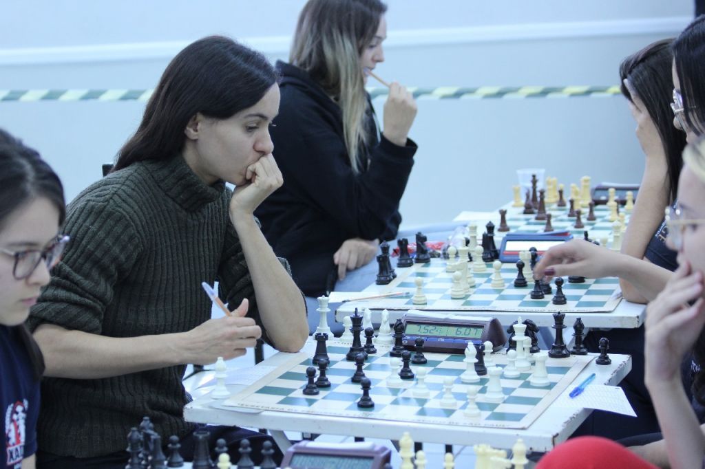 Equipe feminina de Araçatuba celebra vice-campeonato nos Jogos Regionais de xadrez.
