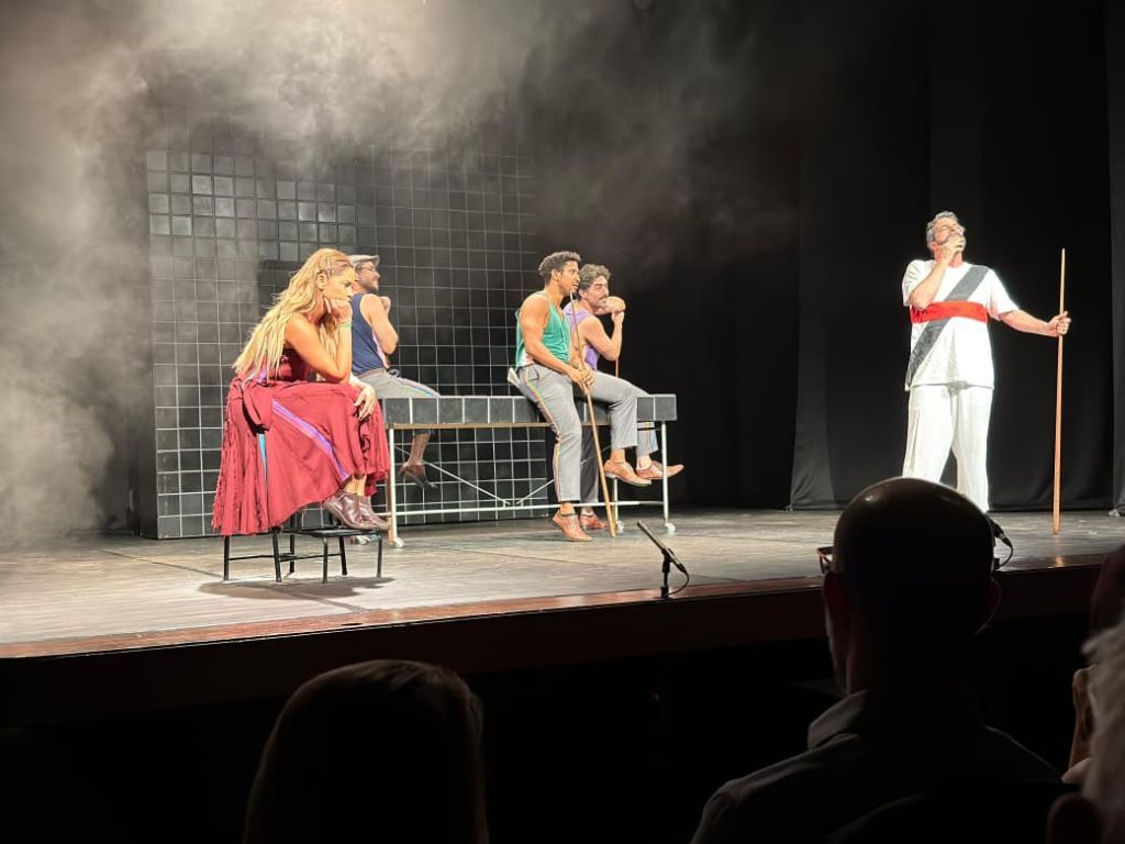 Auditório lotado na abertura do Festival de Teatro de Araçatuba 2025.
