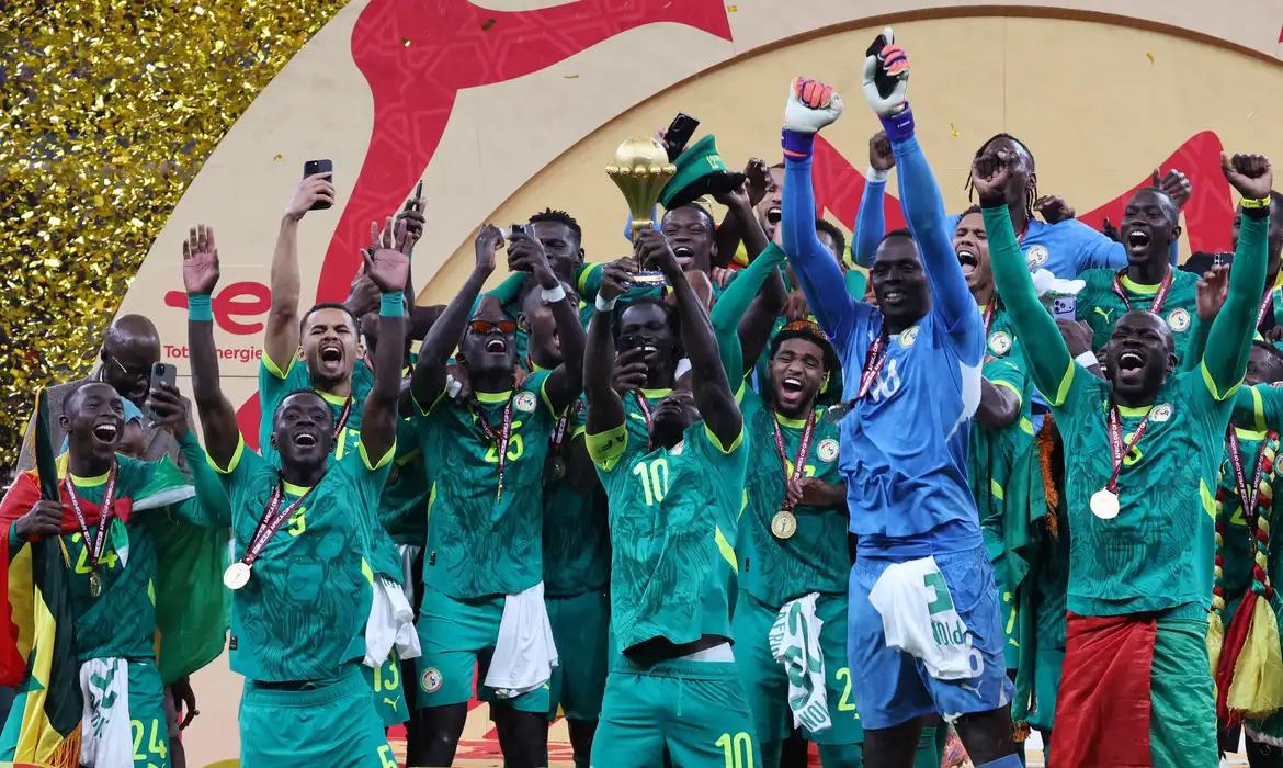 Senegal conquista a Copa Africana de Nações após final marcada por confusão e punições da FIFA