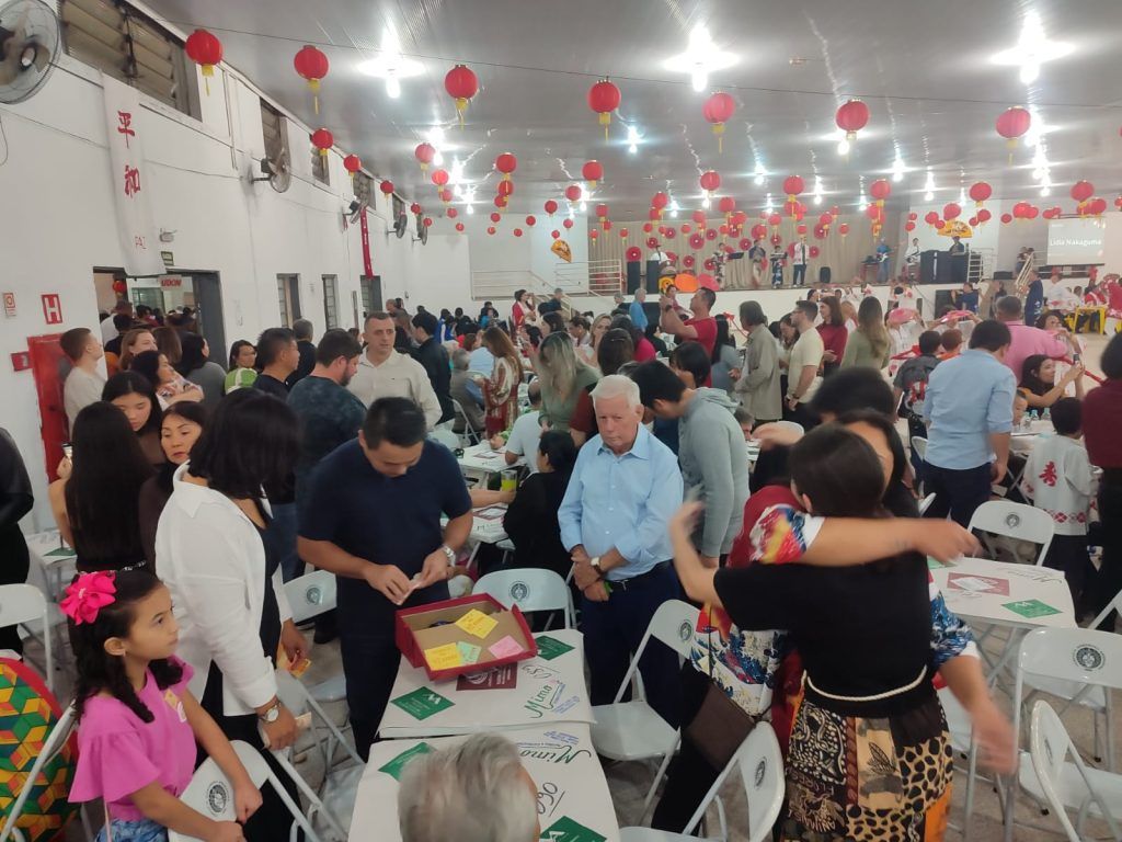 Danças tradicionais no Bon Odori de Andradina, celebrando cultura japonesa.