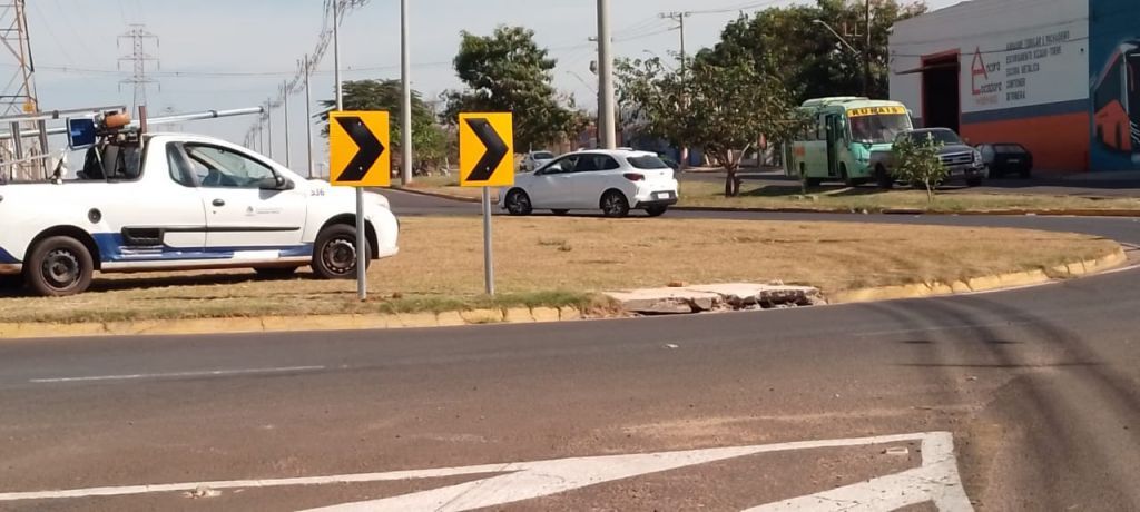 Equipe instala nova placa de trânsito na Rua Brigadeiro Luís Antônio, Araçatuba.