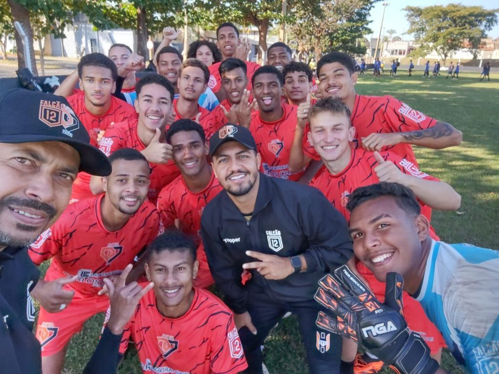 Jogadores de Araçatuba comemoram título dos Jogos Regionais após vitória nos pênaltis.